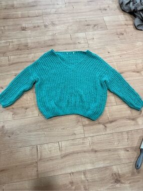 Cropped V-Neck Chunky Knit Sweater in Teal